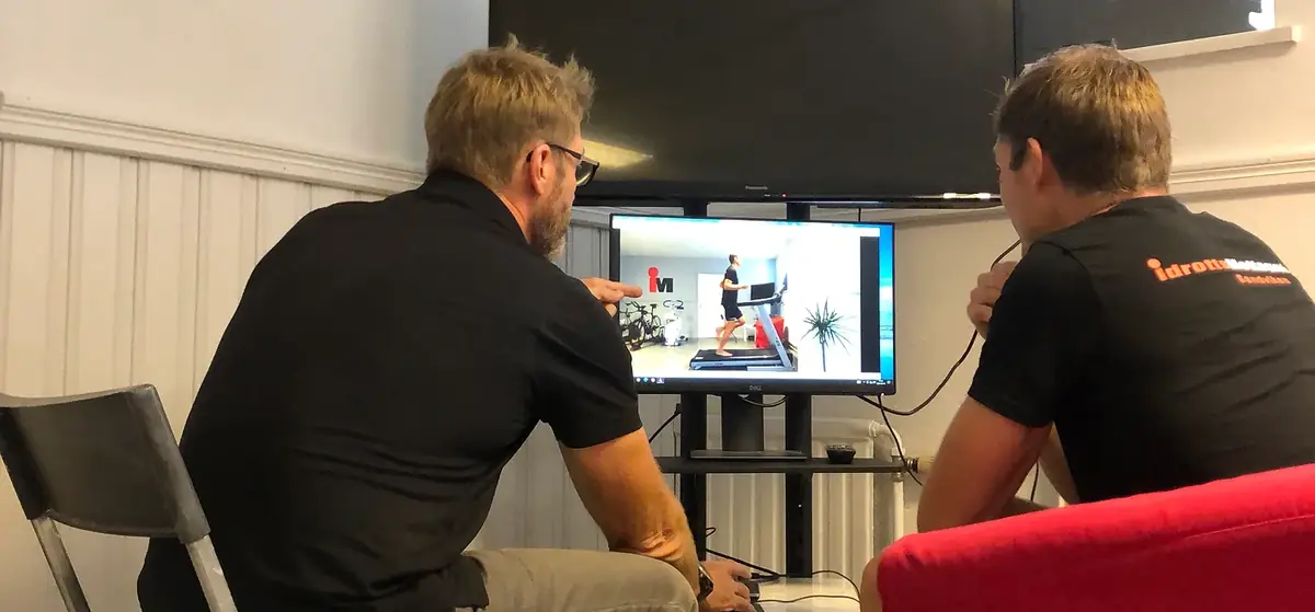 två personer kollar Löpanalyser för bättre prestation