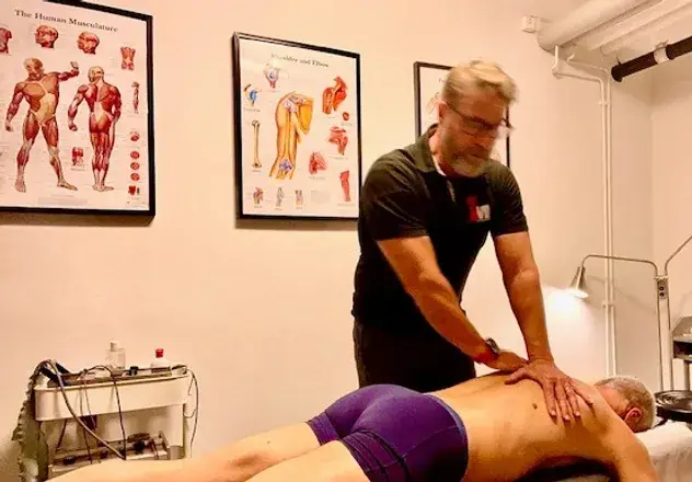 person utför Massage för avkoppling och muskelreparation