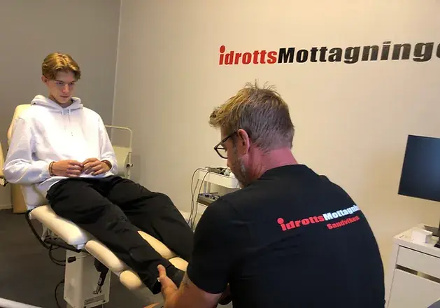 person genomför rehabilitering av idrottsskador